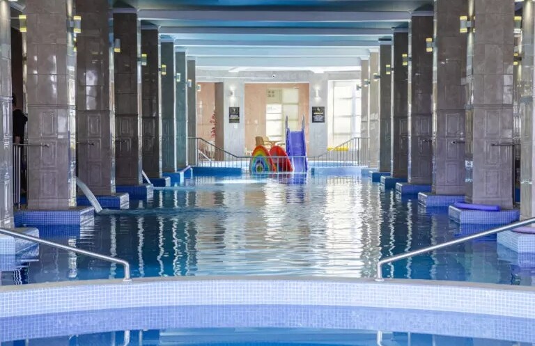 Крытый бассейн